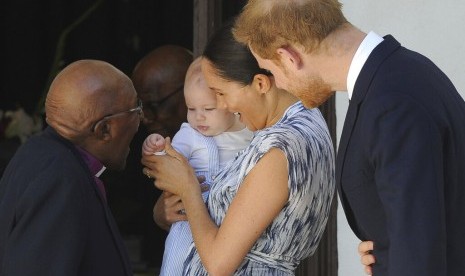 Pangeran Harry dan Meghan Berterima Kasih pada Kanada. Bayi Archie digendong ibu Meghan Markle bersama ayahnya, Pangeran Harry.