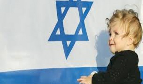 bayi di depan bendera Israel