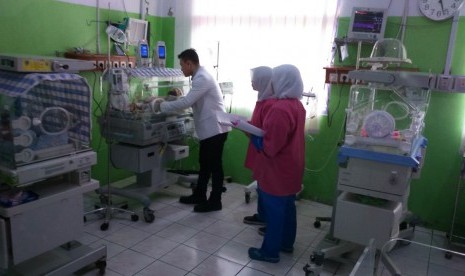 Bayi kembar siam dempet di bagian perut lahir sedang dirawat di RSUD DR Soekardjo, Kota Tasikmalaya.