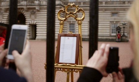 Bayi kerajaan. Publik memotret pengumuman kelahiran bayi Pangeran Harry dan Meghan Markle yang diletakkan di pekarangan Istana Buckingham, London, Inggis, (7/5).