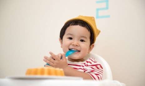 Bayi makan. Rasa kenyang bukan jaminan kebutuhan gizi anak telah tercukupi.