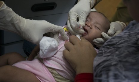 Bayi mendapatkan vaksin polio saat imunisasi di Puskesmas Kecamatan Sawah Besar, Jakarta, Selasa (28/6).