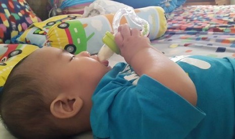 Bayi menggunakan teething feeder