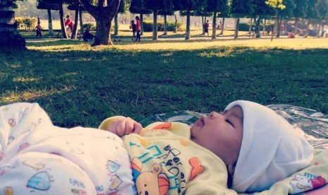 Bayi mulai bisa diperkenalkan lingkungan luar rumah agar dia bisa nyaman termasuk saat waktu tidurnya 