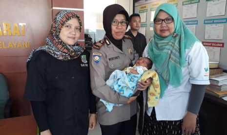 Bayi mungil ditemukan warga di depan rumah, dan diserahkan kepada Dinas Sosial Kabupaten Bekasi, Kamis (10/5).