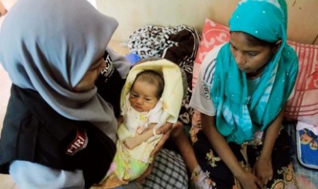 Bayi pengungsi etnis Rohingya lahir dengan selamat bersama ibunya di rumah penampungan Desa Blang Ado, Kecamatan Kuta Makmur, Aceh Utara, Provinsi Aceh, Rabu (9/9).