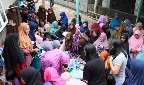 Bazaar Baju Murah bagi Warga Desa Batu Alam, Pamijahan, Bogor. Ini bagian dari Social Trip 2019 SMA Adzkia Daarut Tauhiid 