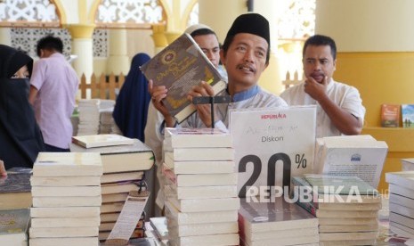 Bazar buku Islam di Kompleks Islamic Center Nusa Tenggara Barat (NTB), Kota Mataram, Provinsi NTB mulai diserbu masyarakat meski Pesona Khazanah Ramadhan belum dibuka. Kamis (17/5).