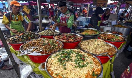 Bazar atau pasar Ramadhan di Malaysia.