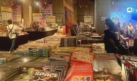  Bazar Buku Internasional Big Bad Wolf Books (BBW) di atrium utama Queen City Mal Semarang, Kota Semarang, Jawa Tengah.