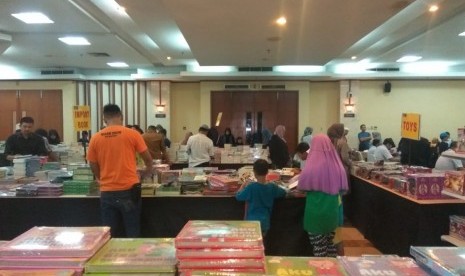 Bazar buku yang digelar di aula Masjid at-Tin, TMII, Jakarta, Senin (31/12) adalah salah satu mata-acara dalam Festival Republik yang dihelat 29-31 Desember 2018. Bazar buku tersebut juga menawarkan diskon menarik dan doorprize berupa umrah gratis bagi pengunjung yang beruntung.