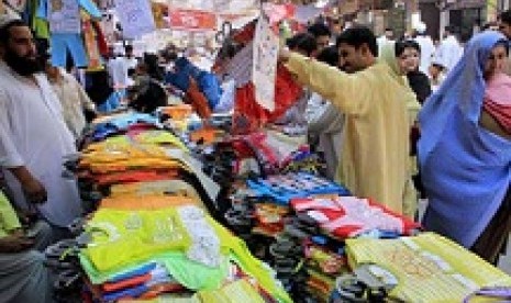 Bazar Idul Fitri di Pakistan.