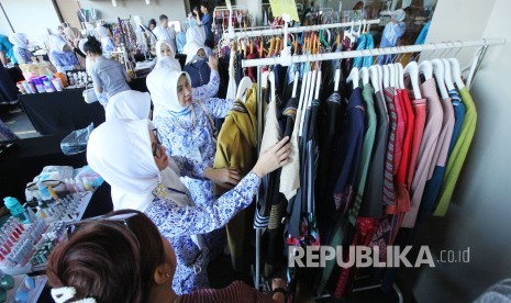 Bazar Ikatan Wanita Pengusaha Indonesia (IWAPI) saat Rakerda XXVII DPD IWAPI Jawa Barat, di Hotel Bananainn, Kota Bandung, Kamis (13/6). 