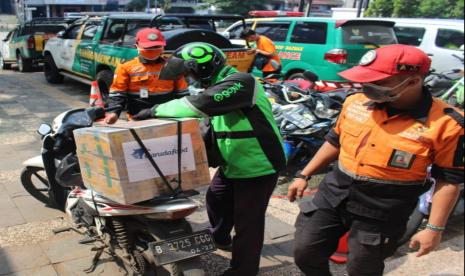 Baznas berdayakan pengemudi ojol untuk mendistribusikan bantuan ke tenaga medis. 