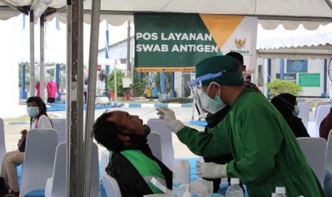 BAZNAS berkerjasama dengan Kementerian Perhubungan (Kemenhub) memberikan layanan tes swab antigen Covid-19 bagi pemudik yang hendak kembali ke arah Jakarta di Pos penyekatan Wilayah Karawang Jawa Barat. Pos layanan Swab Antigen digelar di UPPKB Balonggandu (Timbangan Mobil) Jl. Raya Jatisari No.4, Balonggandu, Kecamatan Jatisari, Kabupaten Karawang, Jawa Barat. 