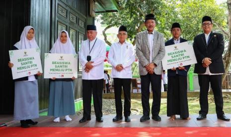 BAZNAS bersama Wakil Presiden Maruf Amin menyerahkan beasiswa kepada 30 santri di Samarinda.