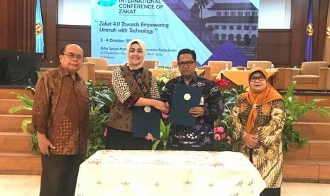 Baznas Chairman Prof Dr Bambang Sudibyo (kiri) menyaksikan Wakil Rektor Unpad Dr Keri Lestari (kedua kiri) dan Ketua Baznas Regional Jawa Barat Arif Ramdani seusai menandatangani nota kesepahaman dalam acara International Conference of Zakat III (3rd ICONZ) di Graha Sanusi Hardjadinata, Kampus Unpad, Kota Bandung, Kamis (3/10). 