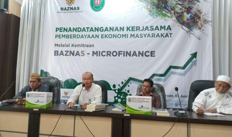 Baznas dan BMT Sidogiri meneken kerja sama pemberdayaan ekonomi masyarakat.