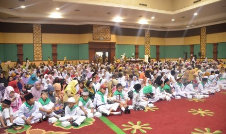 Baznas Kabupaten Bogor bersama Pemerintah Kabupaten Bogor memberikan  bantuan kepada 1.000 anak yatim. Bantuan diberikan dalam rangka menyambut  Tahun Baru Islam 1440 H di Gedung Tegar Beriman, Cibinong, Senin (15/10).