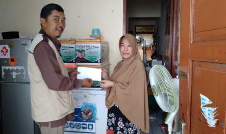 Baznas Kota Depok menyerahkan bantuan modal usaha senilai Rp 700 ribu kepada Ibu Eka Hanifah, warga Cimanggis, Depok, Senin  (12/12/22).