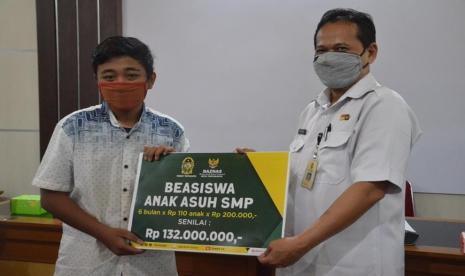  Baznas Kota Yogyakarta menyalurkan dana zakat, infak dan sedekah (ZIS) kepada warga yang terdampak Covid-19 di Balai Kota Yogyakarta, Rabu (30/9). 