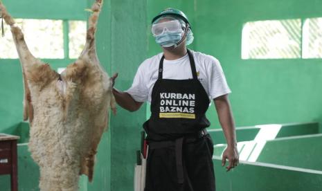 BAZNAS lakukan simulasi pemotongan hewan kurban mengikuti protokol kesehatan Covid-19. 