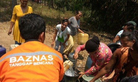 Baznas memberikan bantuan air ke wilayah kekeringan.