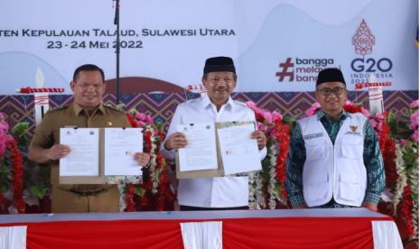 Baznas memberikan bantuan jaring tangkap nelayan perbatasan di Kabupaten Kepulauan Talaud, Sulawesi Utara.