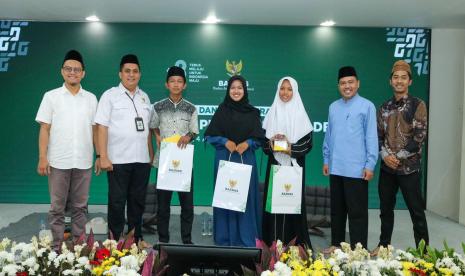 BAZNAS memberikan bantuan kepada anak yatim melalui Beasiswa Sekolah Cendekia Baznas (SCB).