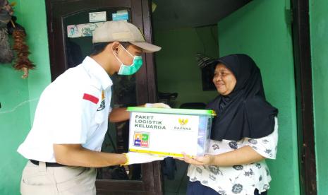 Baznas memberikan bantuan melalui program Paket Logistik Keluarga (PLK) yang berisi sembako.