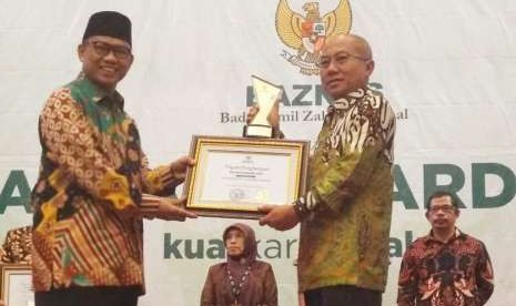 Baznas memberikan penghargaan kepada BRI Syariah sebagi UPZ terbaik, Jumat (7/9).