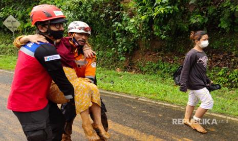 Baznas mengevakuasi  korban gempa bumi di Sulawesi Barat, Ahad (6/1).