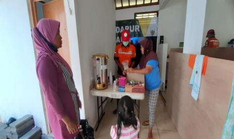 Baznas mendirikan dapur air untuk pengungsi merapi untuk layanan masyarakat yang membutuhkan air bersih dan makanan.