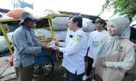 Baznas mendistribusikan sebanyak lima ekor kambing Kurban Berkah Baznas 1444 Hijriyah/2023 M di Kampung Gotong Royong, Rawamangun, Jakarta Timur, Kamis (29/6/2023).