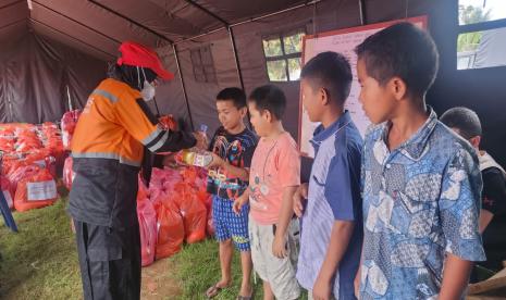 Baznas menyalurkan bantuan 100 makanan siap saji dan air mineral kepada korban gempa.