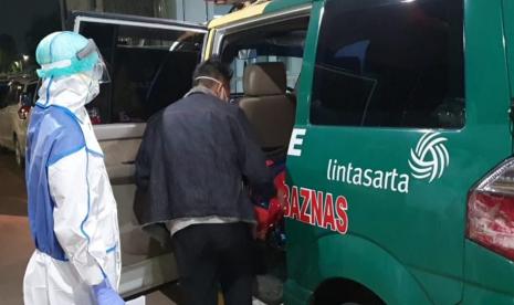 Baznas menyediakan layanan ambulans untuk pasien positif virus corona yang dirujuk untuk penanganan medis lebih lanjut.