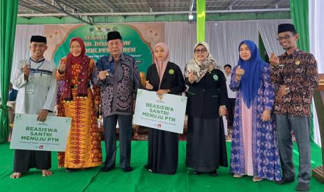 BAZNAS menyerahkan bantuan Beasiswa Santri Menuju PTN tahap kedua kepada 20 santri di Pondok Pesantren Al Jauharen, Kota Seberang, Jambi.