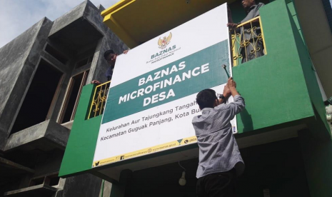 Baznas Microfinance Desa (BMD). Program ini diharapkan  dapat mengurangi korban yang terjerat pinjaman online (pinjol). Program ini sebelumnya telah dikembangkan di 10 titik, dan akan dikembangkan hingga ke pasar pada 2022.