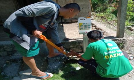 Baznas modifikasi jeriken bekas menjadi tempat cuci tangan untuk para lansia.