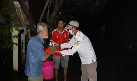 Baznas RI melalui Divisi Kemanusiaan Baznas RI mendistribusikan 100 paket ZChicken kepada warga terdampak banjir di Perumahan Pinang Griya Permai, Kelurahan Pinang, Kecamatan Pinang, Kota Tangerang, Banten, Sabtu (16/7/2022).