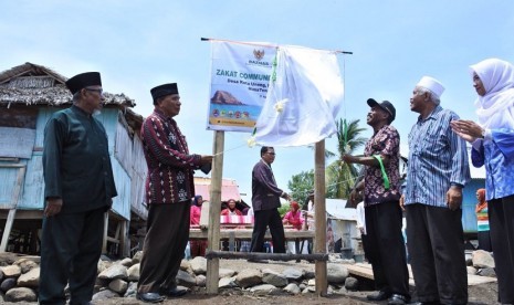 Baznas serahkan bantuan kapal dan alat tangkap ikan untuk nelayan NTT