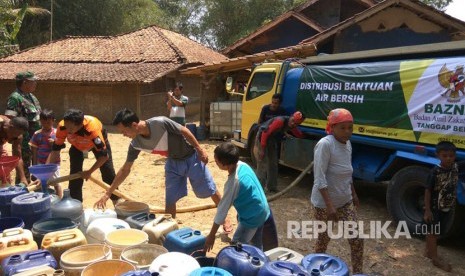 Baznas Tanggap Bencana (BTB) Daerah Istimewa Yogyakarta menyalurkan sedekah air sejumlah 12 titik yang terdiri dari di Desa Ngalang, Desa Serut, dan Desa Sambeng Kecamatan Gedangsari Gunung Kidul.