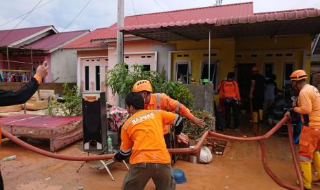 BAZNAS Tanggap Bencana (BTB) Kepulauan Riau membantu proses evakuasi korban dan pembersihan material banjir di Kelurahan Batu IX, Kecamatan Tanjungpinang Timur, Kota Tanjungpinang, Kepulauan Riau, sejak Sabtu (2/1) hingga Minggu (3/1). Hujan dengan intensitas tinggi mulai Jum’at lalu membuat sejumlah wilayah di Tanjungpinang terendam banjir. 