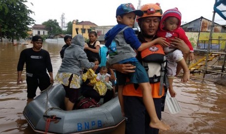 Baznas Tanggap Bencana melakukan evakuasi korban banjir di Jakarta, Selasa (25/2)