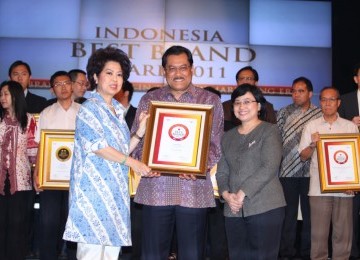 BBA 2011: Direktur Utama Telkomsel Sarwoto Atmosutarno (tengah) menerima penghargaan Indonesia Best Brand Award (IBBA) 2011 dari Direktur Sales & Marketing Metro TV Lestari Luhur (kiri) dan Wakil Pemimpin Umum Majalah SWA Zetta Saraswati di Jakarta (19/7).