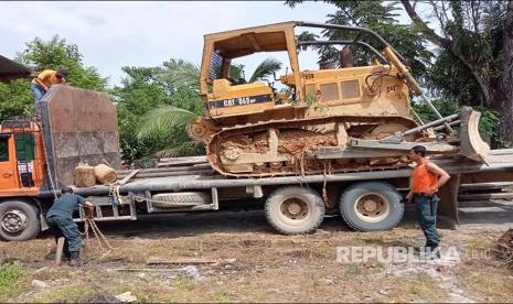 BBKSDA) Riau KLHK dan TNI menghentikan aktivitas penebangan ilegal di dalam kawasan Suaka Margasatwa Bukit Rimbang dan Bukit Baling, Desa Pangkalan Indarung, Kecamatan Singingi, Kabupaten Kuantan Singingi, Provinsi Riau pada Kamis (10/6).