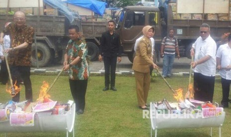 BBPOM Medan memusnahkan ratusan ribu kemasan obat, makanan dan kosmetik ilegal, Selasa (23/5). Nilai produk yang dimusnahkan tersebut mencapai Rp3,8 miliar.