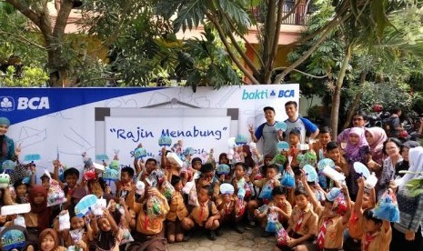 BCA memberikan literasi keuangan kepada siswa-siswa SD agar rajin menabung sejak dini.