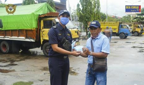 Bea Cukai Aceh dan Polairud bagikan masker gratis sebagai simbol sinergi dua lembaga