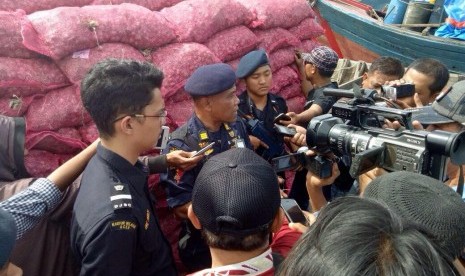 Bea Cukai Aceh mengamankan 30 ton bawang ilegal.